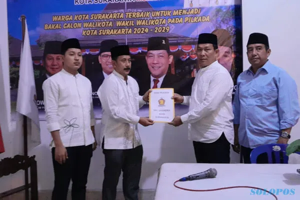 Kader Partai Amanat Nasional (PAN), Heru Cipto Nugroho (CN) (kedua dari kiri) saat menyerahkan formulir pendaf