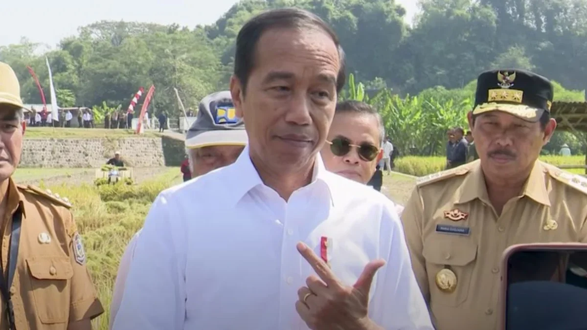 Presiden Jokowi selepas meninjau program bantuan pompa air di Karanganyar, Jawa Tengah, Rabu (19/6/2024). (You