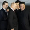 Presiden Rusia Vladimir Putin disambut oleh Pemimpin Korea Utara Kim Jong Un setibanya di bandara Pyongyang, K