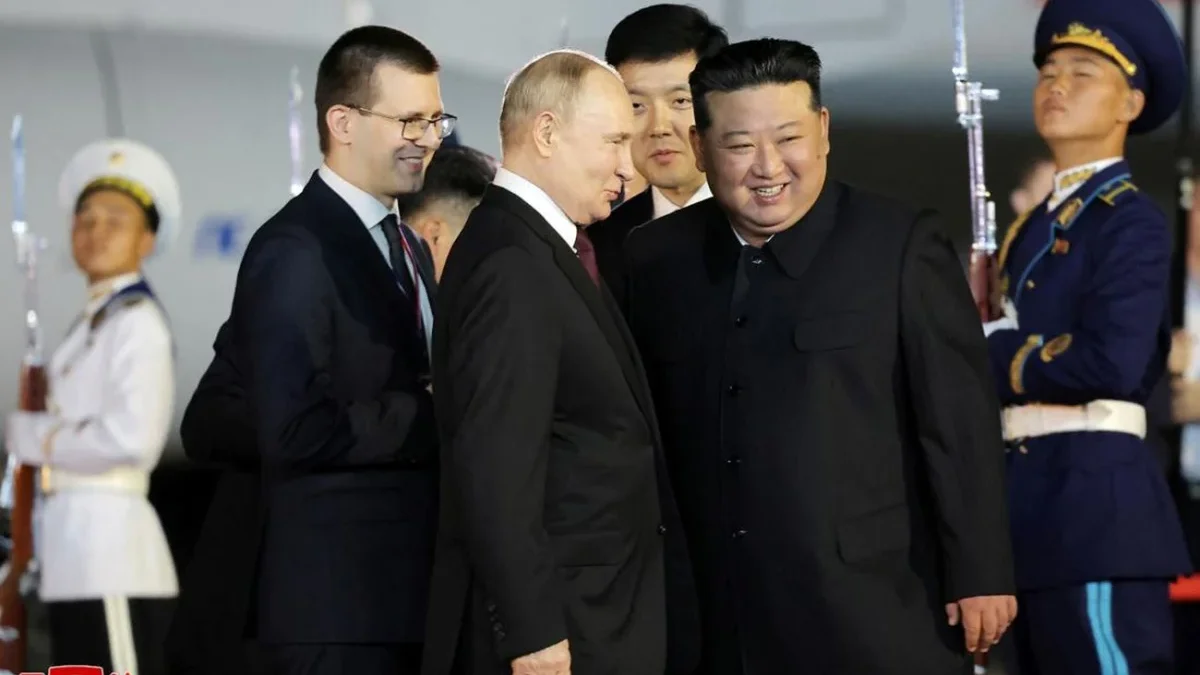 Presiden Rusia Vladimir Putin disambut oleh Pemimpin Korea Utara Kim Jong Un setibanya di bandara Pyongyang, K