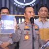 Kadiv Humas Polri Irjen Sandi Nugroho menunjukkan ke publik dokumentasi berupa foto momen terpidana pembunuhan