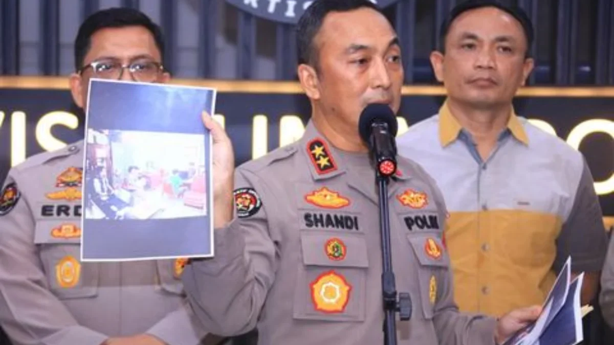 Kadiv Humas Polri Irjen Sandi Nugroho menunjukkan ke publik dokumentasi berupa foto momen terpidana pembunuhan