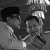 Presiden Indonesia Sukarno, kiri, menyerahkan kekuasaan eksekutifnya kepada Jenderal Suharto dalam foto tangga