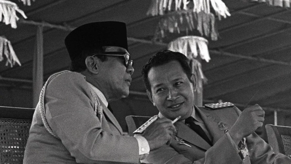 Presiden Indonesia Sukarno, kiri, menyerahkan kekuasaan eksekutifnya kepada Jenderal Suharto dalam foto tangga