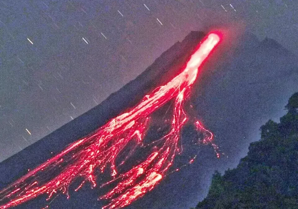 Gunung Merapi semburkan lava. (BPPTKG/Istimewa)