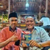 Penulis buku ‘Gibran The Next President’ Ahmad Bahar bersama tokoh masyarakat Solo, Muh Al Amin, Jumat (14/6)