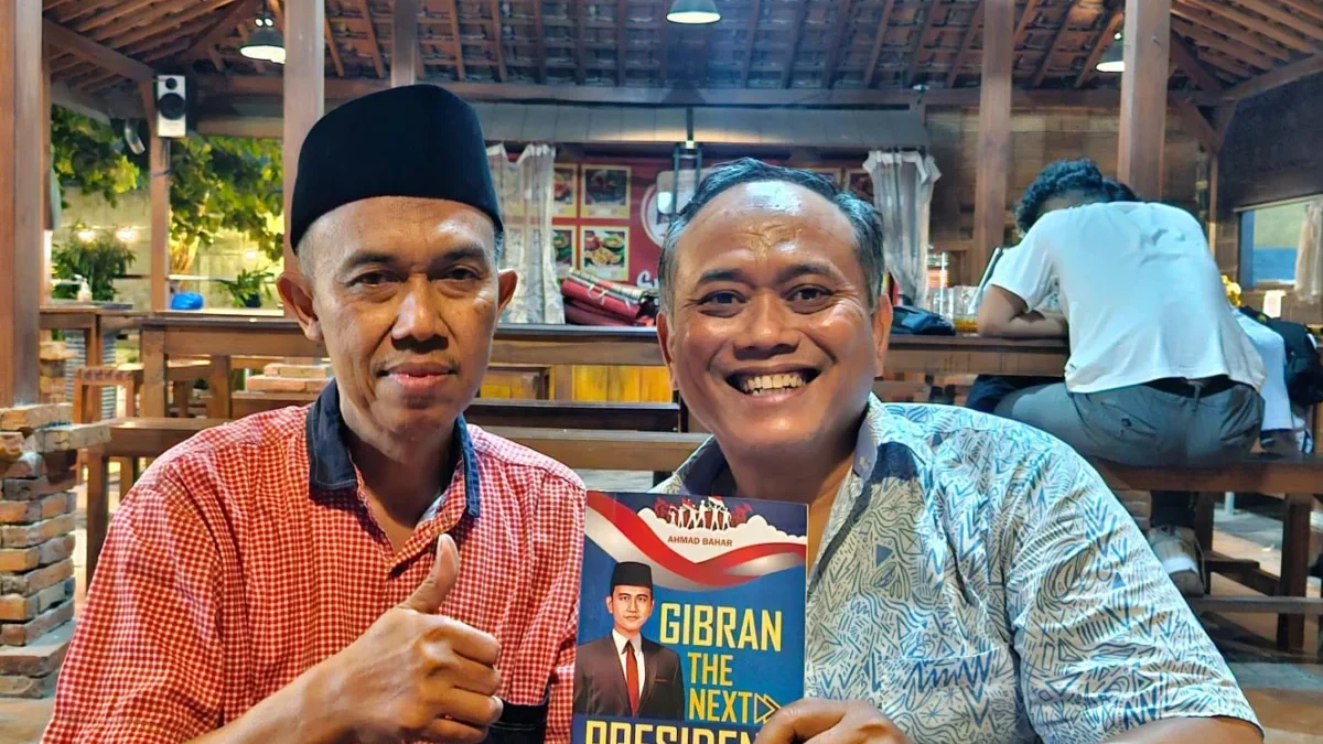 Penulis buku ‘Gibran The Next President’ Ahmad Bahar bersama tokoh masyarakat Solo, Muh Al Amin, Jumat (14/6)