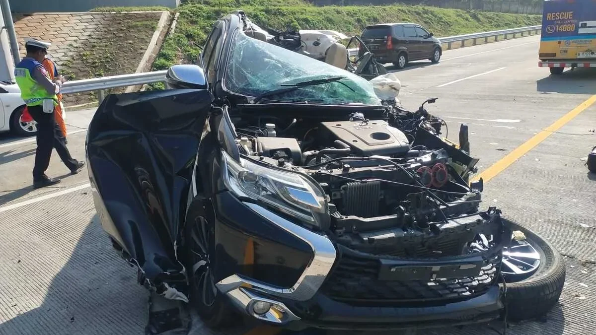 Kondisi mobil yang terlibat kecelakaan di Tol Semarang-Batang, Kecamatan Kaliwungu, Kendal, Jawa Tengah, Sabtu