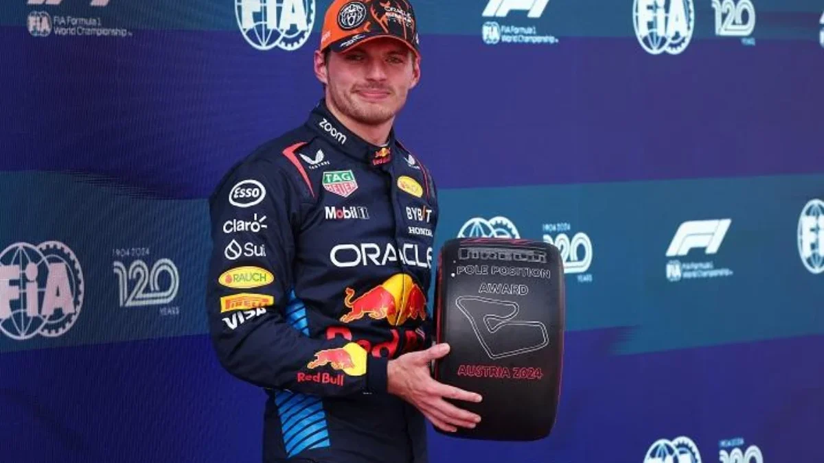 Pemenang pole position Pembalap Red Bull asal Belanda Max Verstappen berpose dengan penghargaan pole position