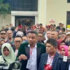 Tim kuasa hukum Pegi Setiawan saat memberikan keterangan di Pengadilan Negeri (PN) Bandung, Jawa Barat, Kamis