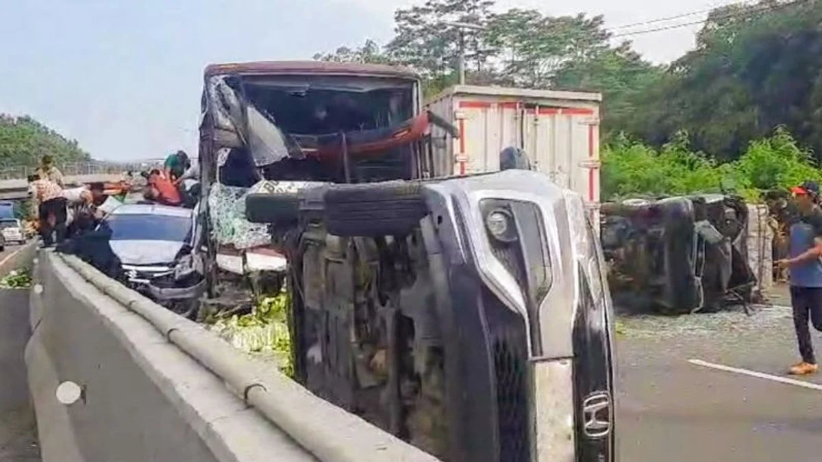 Kecelakaan beruntun di jalan Tol Cipularang. (Dok. Jasa Marga)