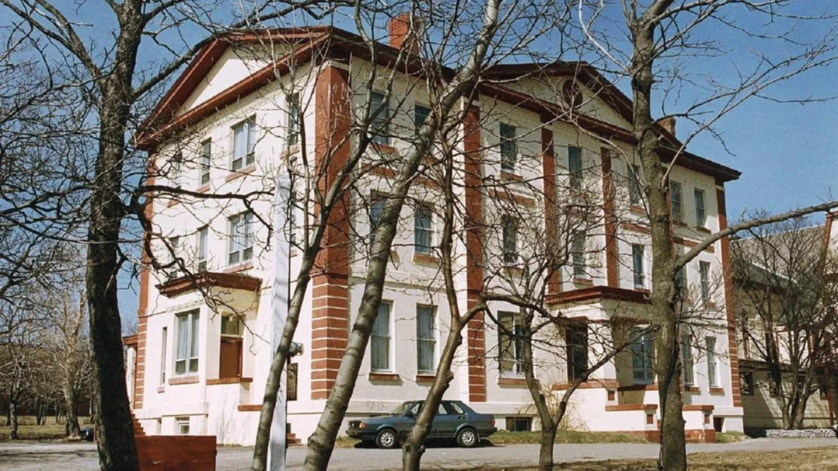 Panti asuhan Mount Cashel di St. John\'s Newfoundland terlihat di foto tahun 1989 ini. Gereja Katolik Roma tela