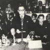 Wakil Presiden Mohammad Hatta sedang memberikan kata sambutan pada acara pembukaan Konferensi Meja Bundar (KMB