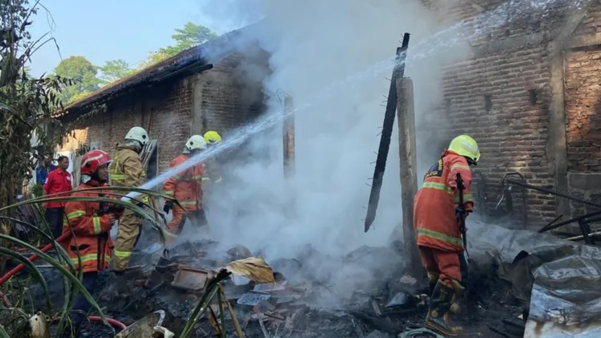 Sejumlah petugas pemadam kebakaran Kota Salatiga tengah berupaya memadamkan api di rumah Ahmadi yang terbakar,