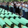 Orang-orang yang selamat dari pembantaian Srebrenica Bosnia tahun 1995 berdoa bagi keluarga mereka, di pemakam