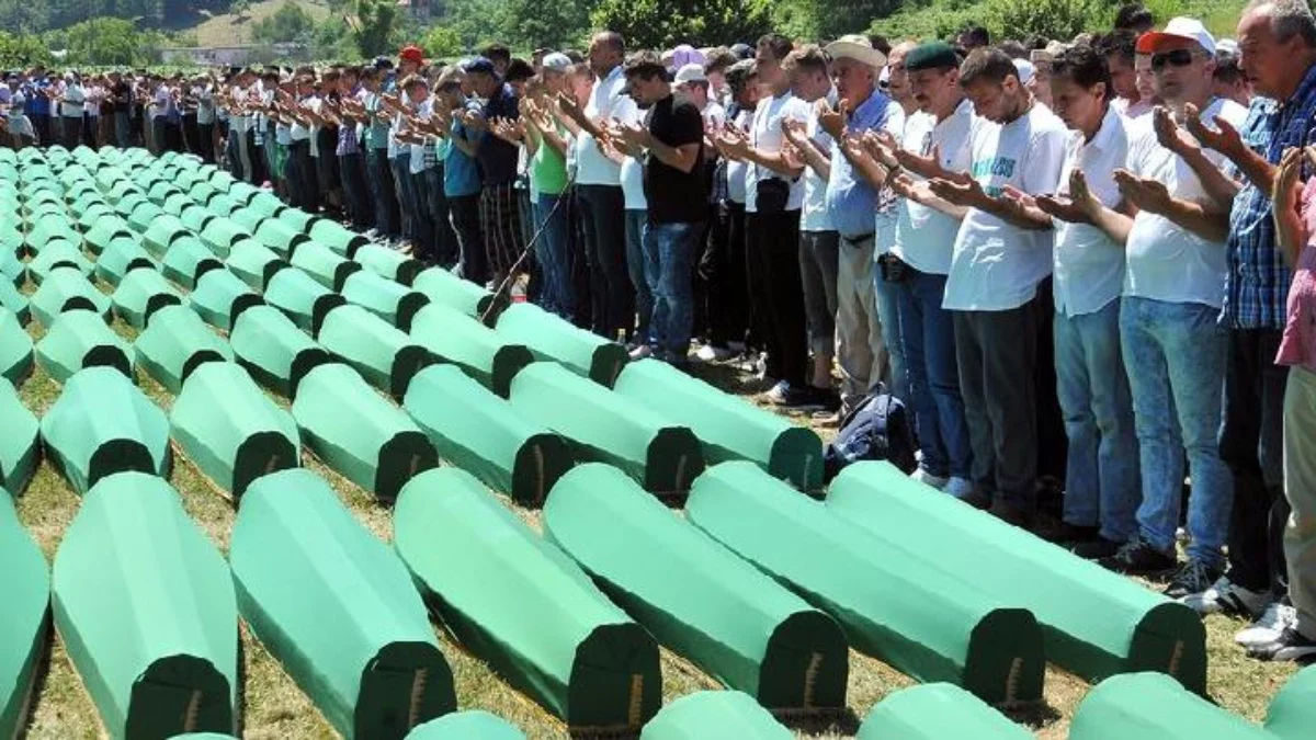 Orang-orang yang selamat dari pembantaian Srebrenica Bosnia tahun 1995 berdoa bagi keluarga mereka, di pemakam