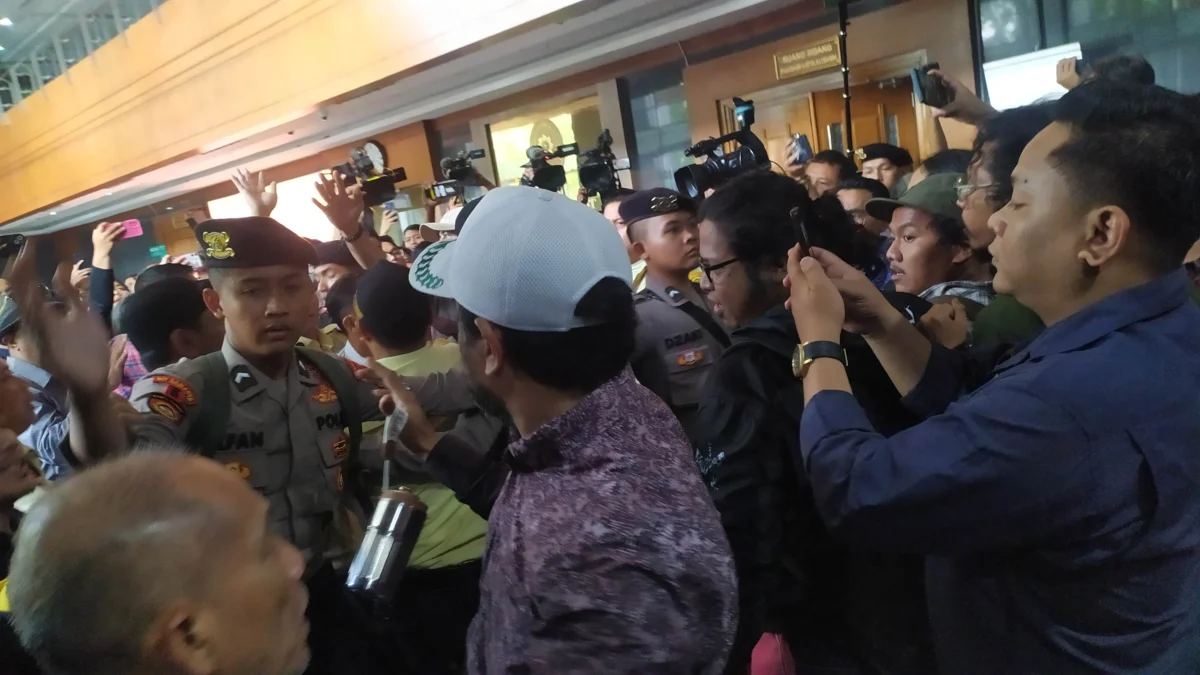 Kericuhan yang dilakukan pendukung SYL seusai sidang vonis di PN Jakarta Pusat Kamis (11/7) siang