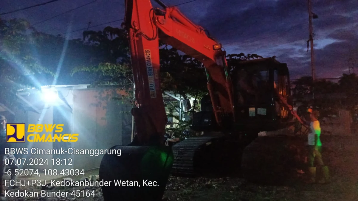 BBWS Cimanuk Cisanggarung turunkan peralatan berat saat banjir di wilayah kecamatan Gegesik Cirebon/Ist