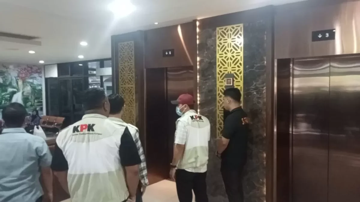 KPK melakukan penggeledahan di Balaikota Semarang (M. Husni.)