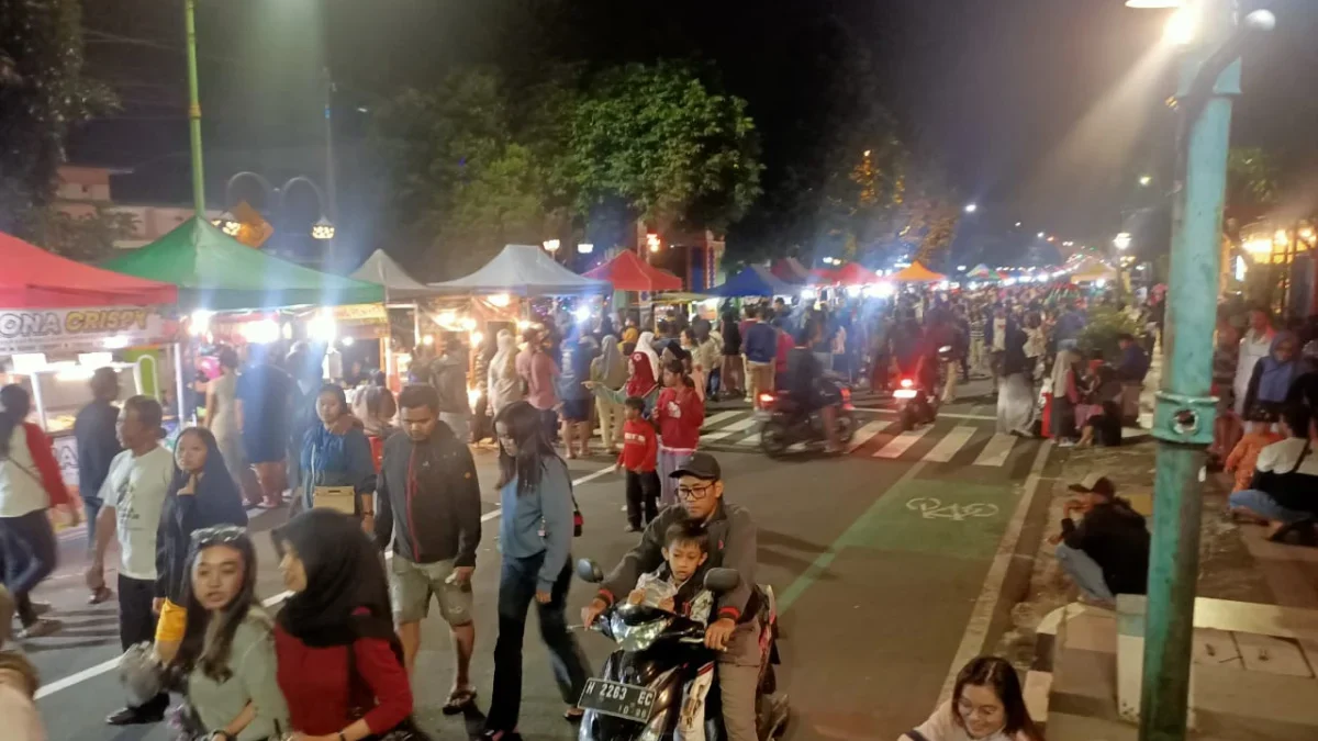 Warga Kota Salatiga memadati pasar rakyat yang digelar Sabtu malam (20/7) sejak pukul 17.00 WIB di Jalan Dipon