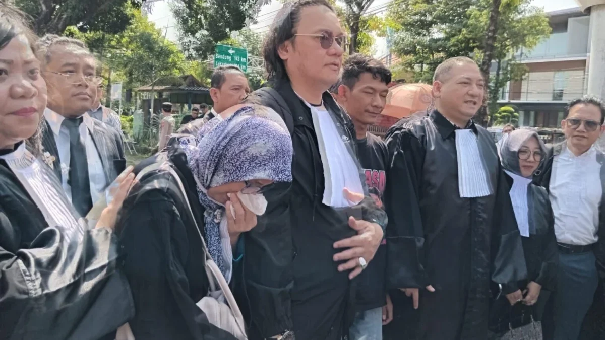 Saka Tatal Mantan Tepidana kasus Pembunuhan Vina dan Eky Cirebon bersama Tim kuasa hukum saat berhadir dalam s