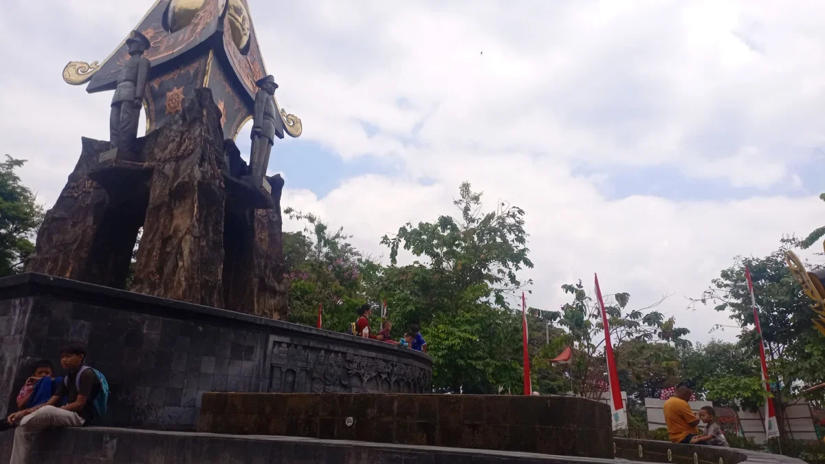 Monumen Pahlawan Nasional asal Salatiga di Alun-alun Pancasila Kota Salatiga.