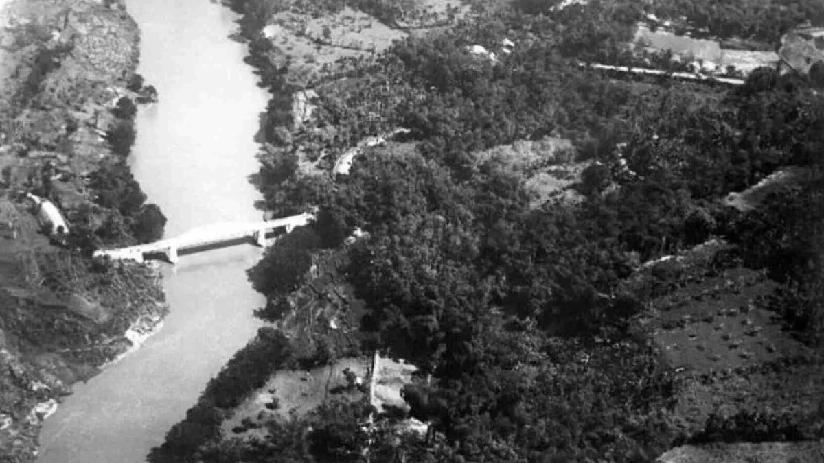 Pemandangan udara jembatan di atas sungai Citarum di Batujajar, Cimahi, Jawa Barat tahun 1950 (Tropenmuseum)