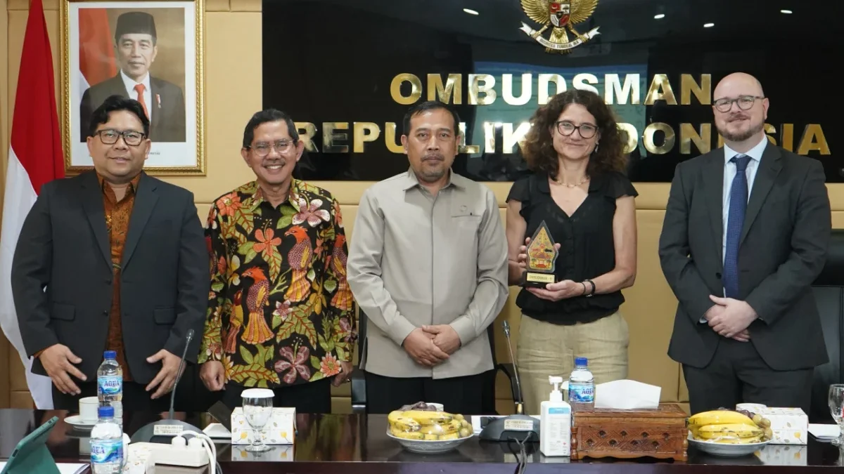 Ketua Ombudsman RI Mokhammad Najih didampingi Wakil Ketua Ombudsman RI Bobby Hamzar Rafinus dan Anggota Ombuds