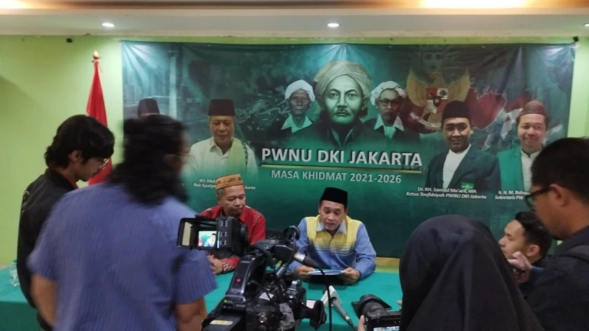 Ketua PWNU Jakarta KH Samsul Maarif saat mengumumkan hasil rapat syuriyah dan tanfidziyah yang memutuskan untu