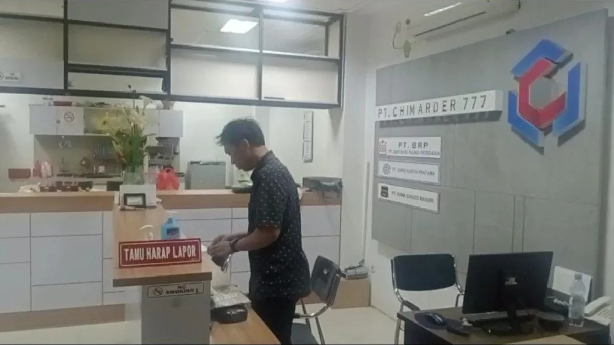 Penyidik KPK menggeledah PT Chimander 777 terkait kasus dugaan korupsi di Pemerintah Kota (Pemkot) Semarang, J