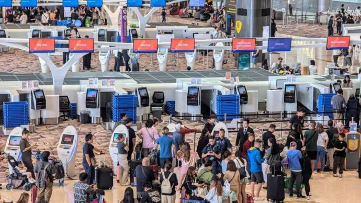 Penumpang di Bandara Changi Singapura melakukan check in manual, beberapa waktu lalu.