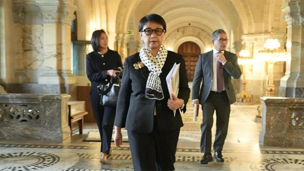 Menteri Luar Negeri RI Retno Marsudi mengenakan syel keffiyeh khas Palestina saat akan membacakan opini hukum