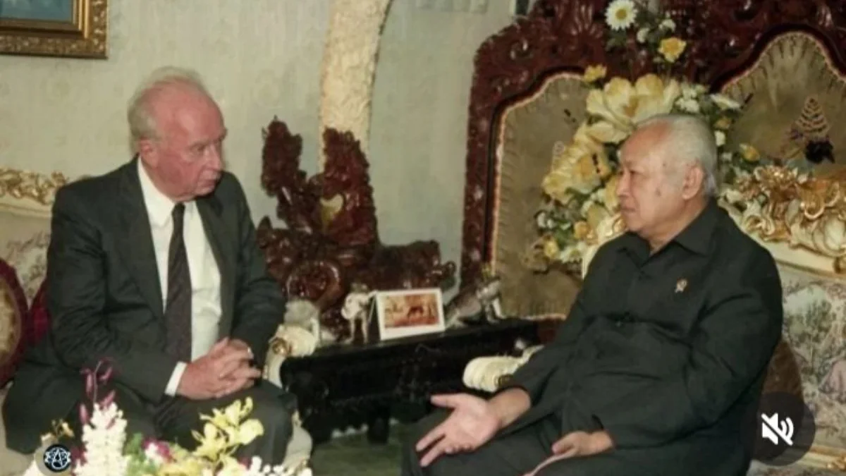 15 Oktober 1993, PM Israel Yitzhak Rabin bertemu Presiden Soeharto di Cendana.