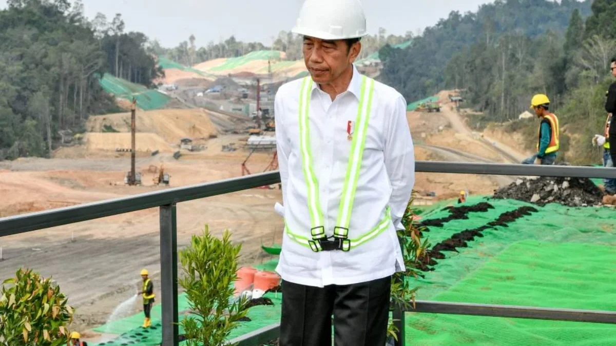 Presiden Joko Widodo saat meninjau proyek jalan tol IKN (1/11/2023) - Foto: BPMI Setpres. (*)