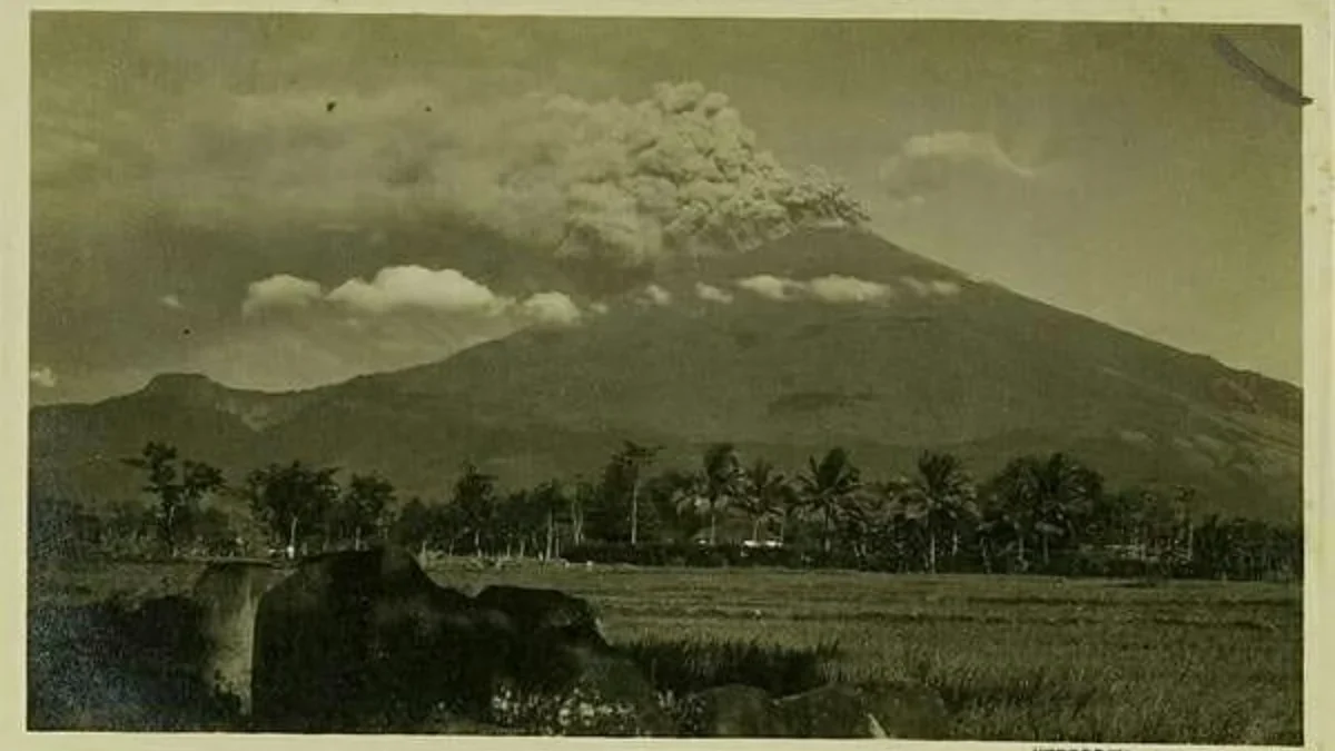 Letusan Gunung Ciremai yang terakhir pada Tahun 1938. (Sumber: KITLV)