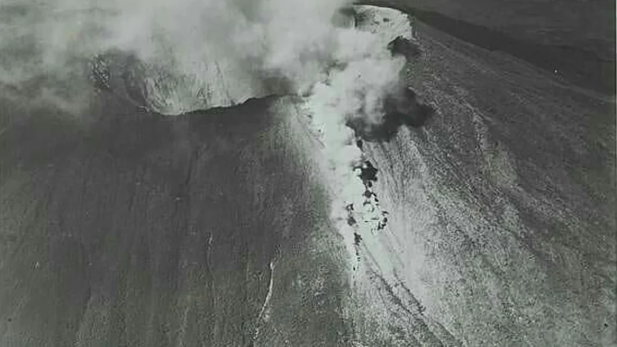 Gunung Ciremai terakhir meletus pada tahun 1937, seperti pada foto yang diabadikan KITLV. (KITLV)