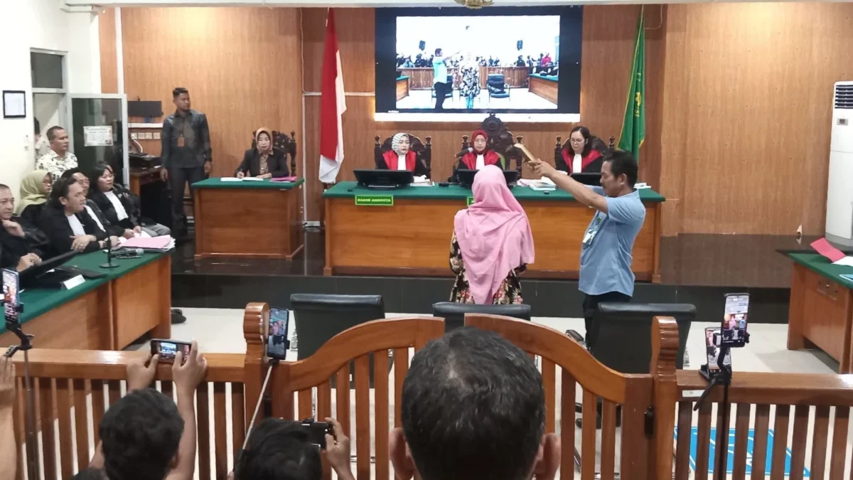 Selis kakak Saka Tatal saat diambil sumpah oleh majelis hakim pada sidang PK di PN Cirebon. (26/7/2024)