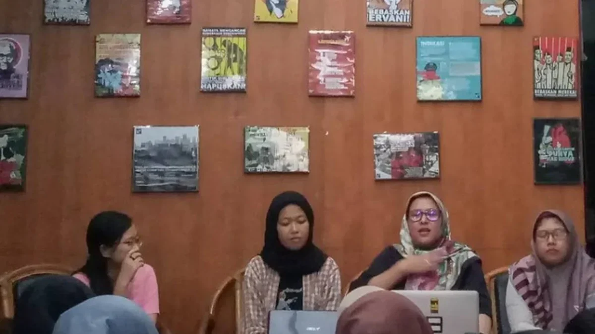 Meila Nurul Fajriah (kedua dari kiri), advokat YLBHI yang jadi tersangka UU ITE setelah mendampingi sejumlah k