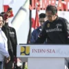 Presiden Joko Widodo (kanan) didampingi Ibu Negara Iriana Joko Widodo menandatangani prasasti saat peresmian J