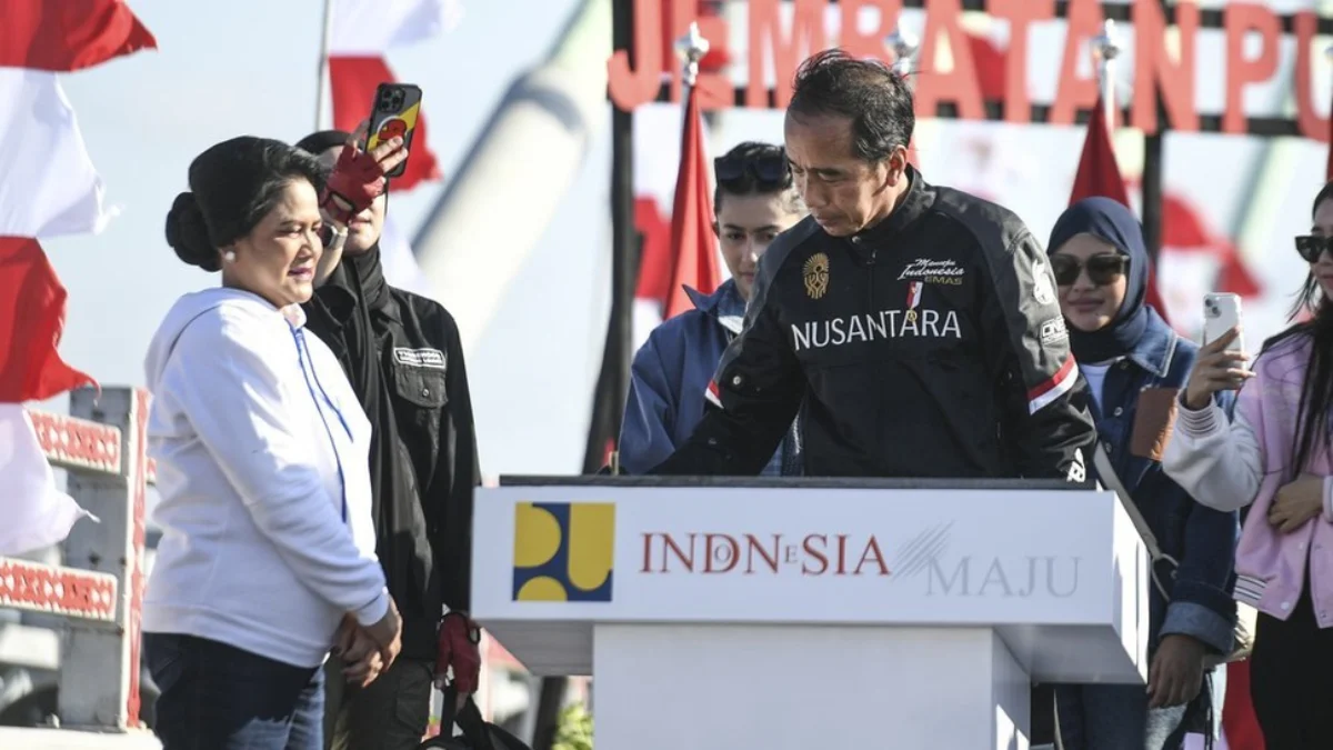 Presiden Joko Widodo (kanan) didampingi Ibu Negara Iriana Joko Widodo menandatangani prasasti saat peresmian J