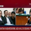 Mantan Kepala Bareskrim Polri Komjen Pol. (Purn) Susno Duadji (tengah kemeja hitam) saat memberikan keterangan