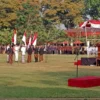 Upacara Hari Jadi Ke-1274 Salatiga di Alun-alun Lapangan Pancasila. Penyerahan bendera Merah Putih secara simb