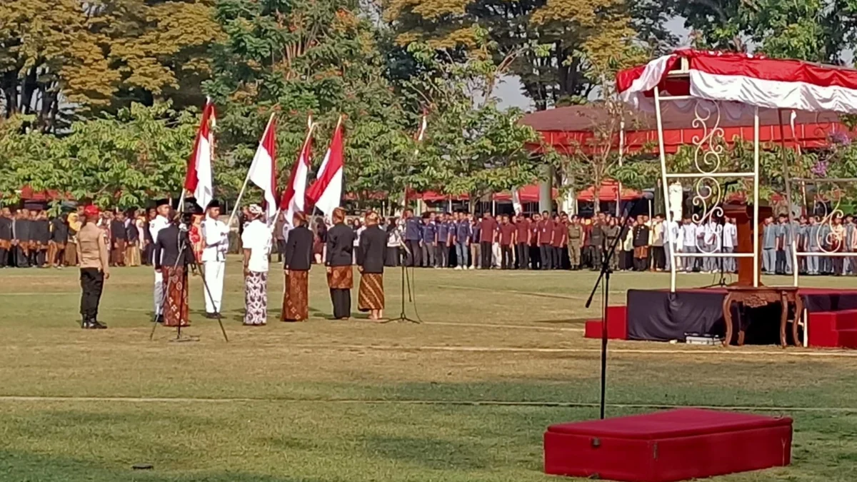 Upacara Hari Jadi Ke-1274 Salatiga di Alun-alun Lapangan Pancasila. Penyerahan bendera Merah Putih secara simb