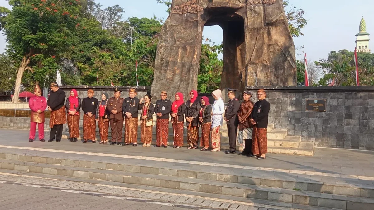 Seluruh Forkopimda Salatiga Beserta Para Istri Saat Foto Bersama Dibawa Tugu Tiga Pahlawan Alun-Alun Pancasila