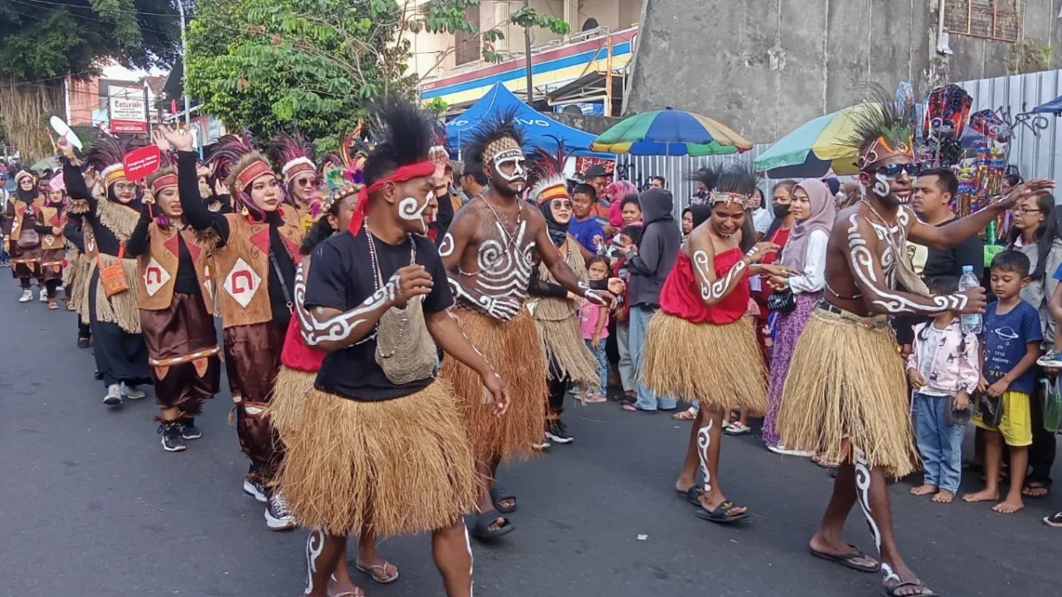 Selebrasi warga Papua di Kirab Budaya Hari Jadi Kota Salatiga ke-1274, Rabu (24/7) (Foto: Bambang Sumantri)