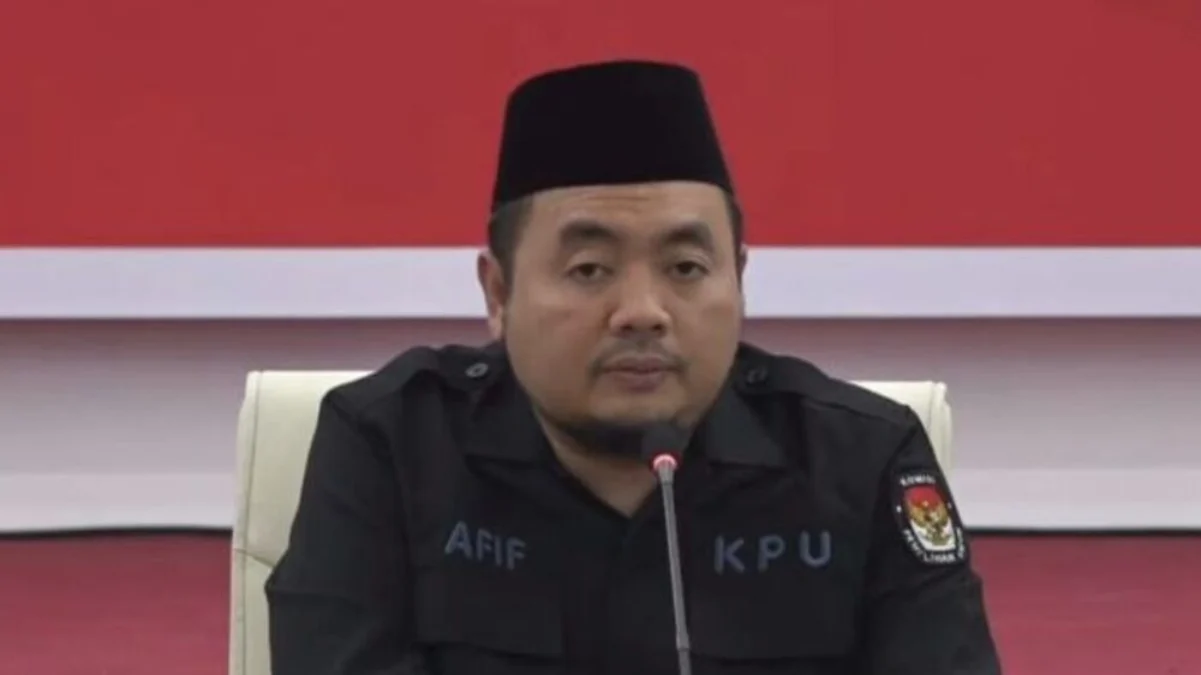 Ketua KPU RI Mochammad Afifuddin saat rapat pleno di Gedung KPU RI, Jakarta, Minggu (28/7/2024)-Foto : Antara