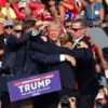 Donald Trump ditembak pada rapat umum pada Sabtu, 13 Juli. FOTO: REBECCA DROKE / AFP) (PHOTO BY REBECCA DROKE/