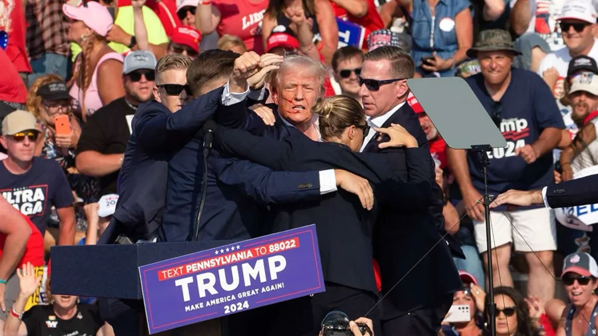 Donald Trump ditembak pada rapat umum pada Sabtu, 13 Juli. FOTO: REBECCA DROKE / AFP) (PHOTO BY REBECCA DROKE/