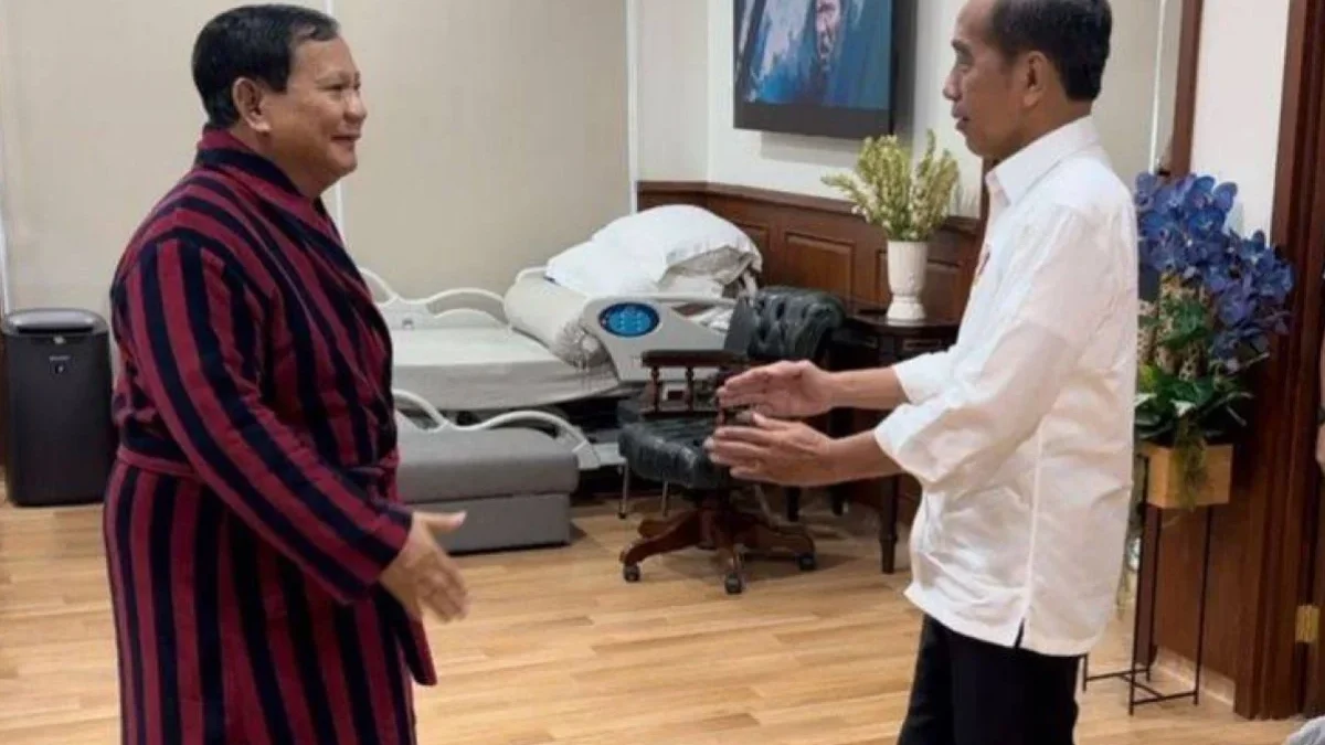 Prabowo Subianto (kanan) bertemu dengan Presiden Joko Widodo usai operasi presiden terpilih baru-baru ini. Fot