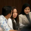 Cindra Aditi menetaskan air mata saat melakukan sesi jumpa pers setelah putusan sidang DKPP. (Foto: MNC Portal